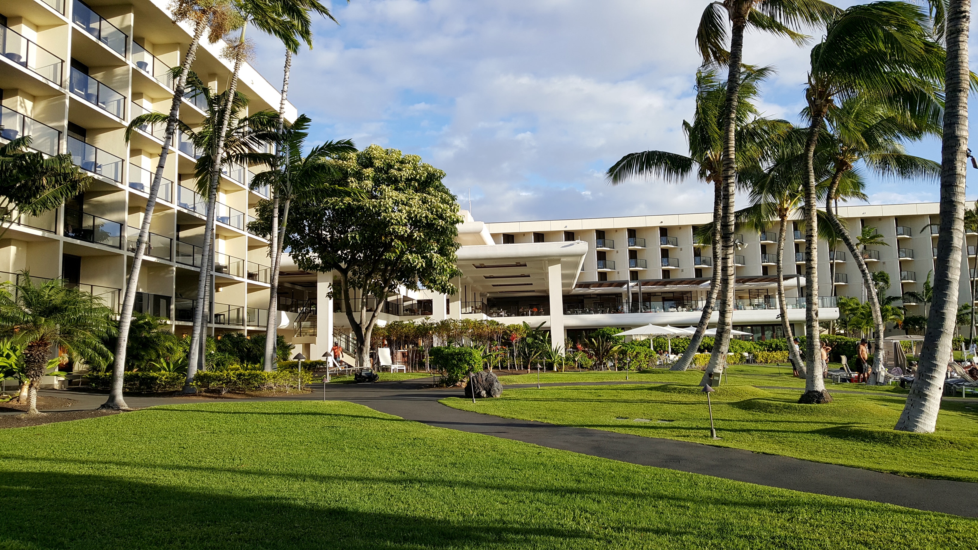 Marriott Waikoloa buildings around restaurant